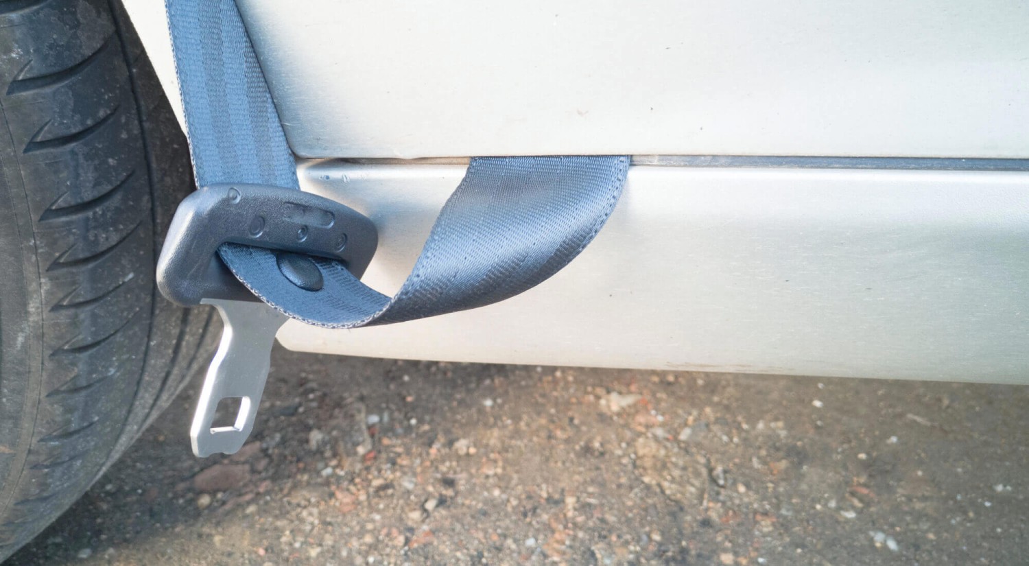 El diminuto botón del cinturón de seguridad que nunca miras: ¿alguna vez te has preguntado para qué sirve?