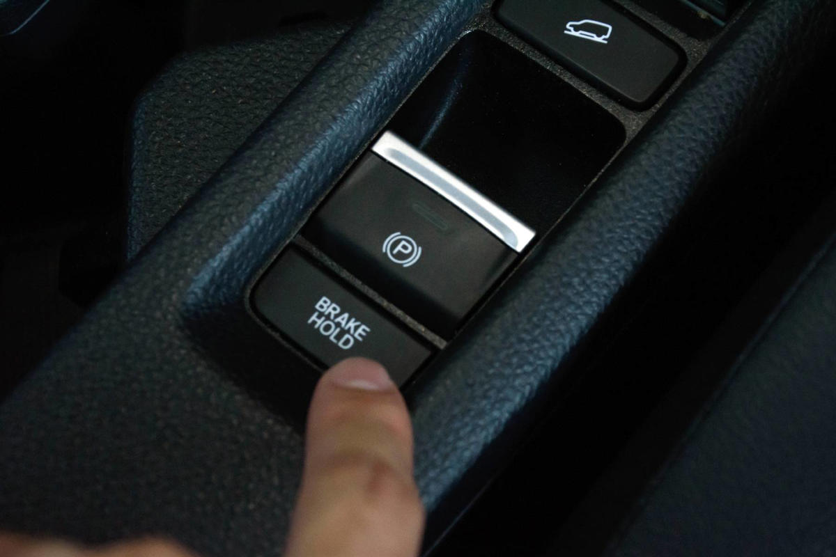 El gesto al volante que muchos repiten sin saber que puede costar cientos de euros