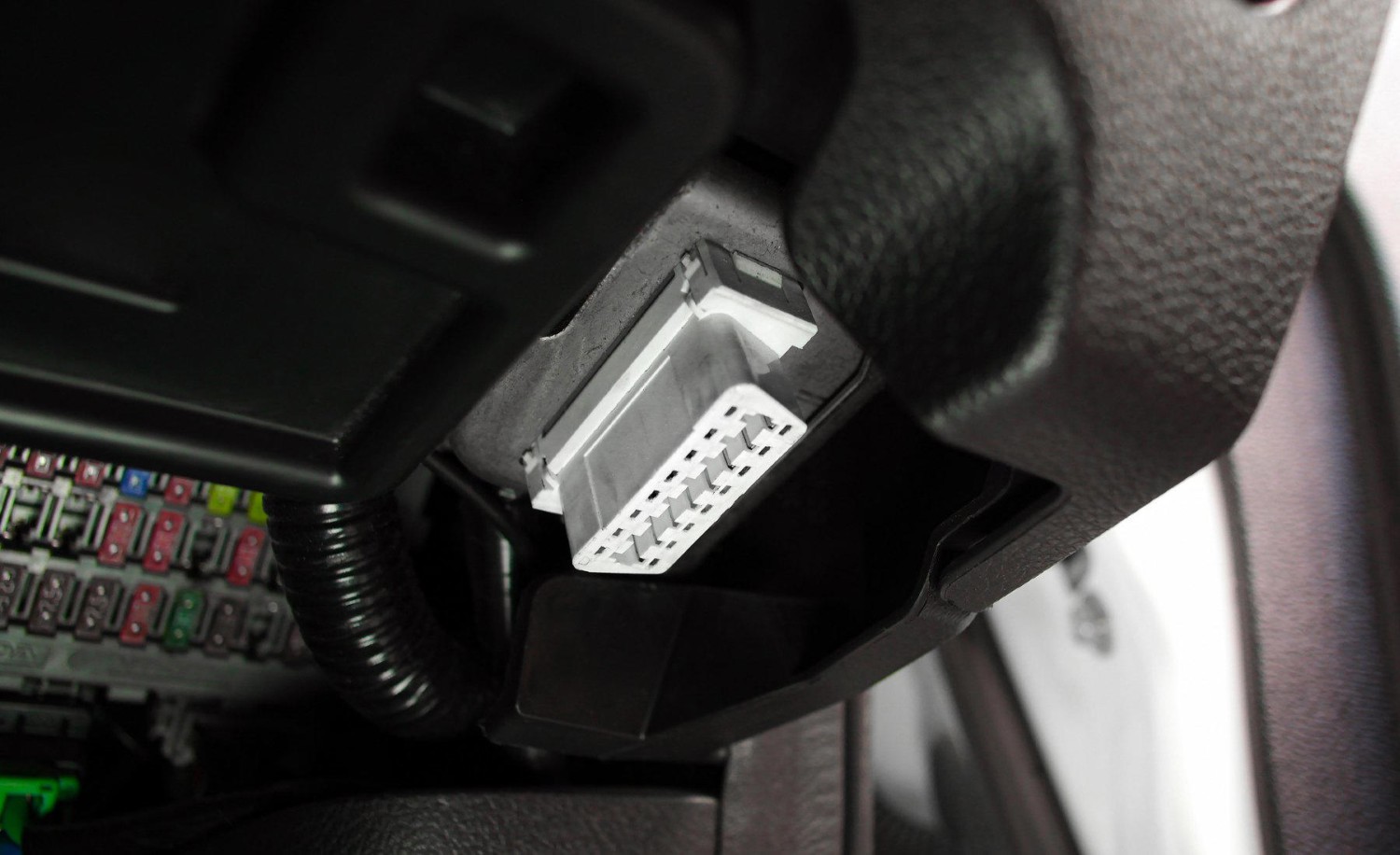 ¿Cómo hablar con un mecánico para parecer un experto en coches y evitar un timo?: se lo preguntemos a la IA y sus recomendaciones son oro