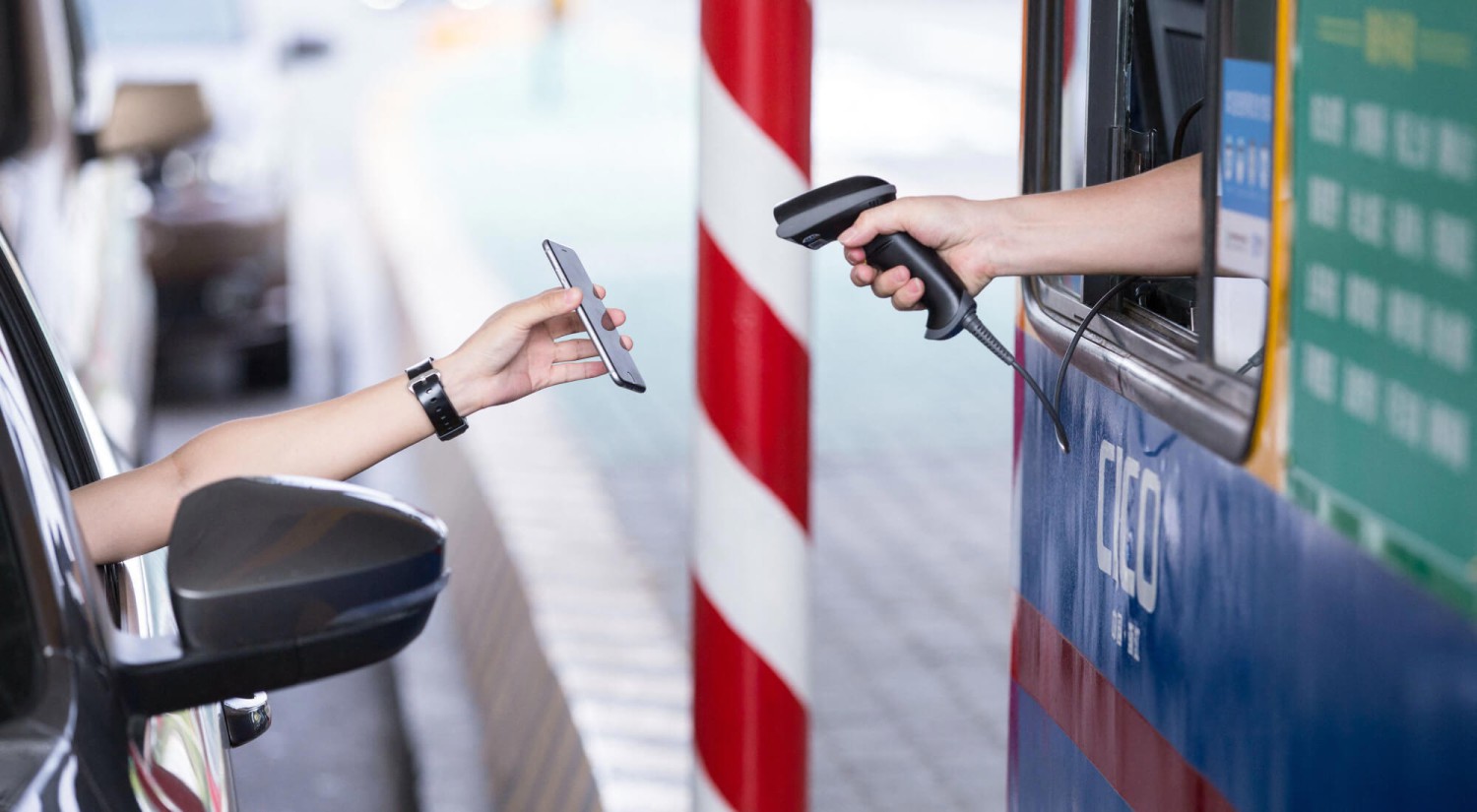 Cuidado en los peajes: este gesto tan común puede suponerte una multa de 200 euros