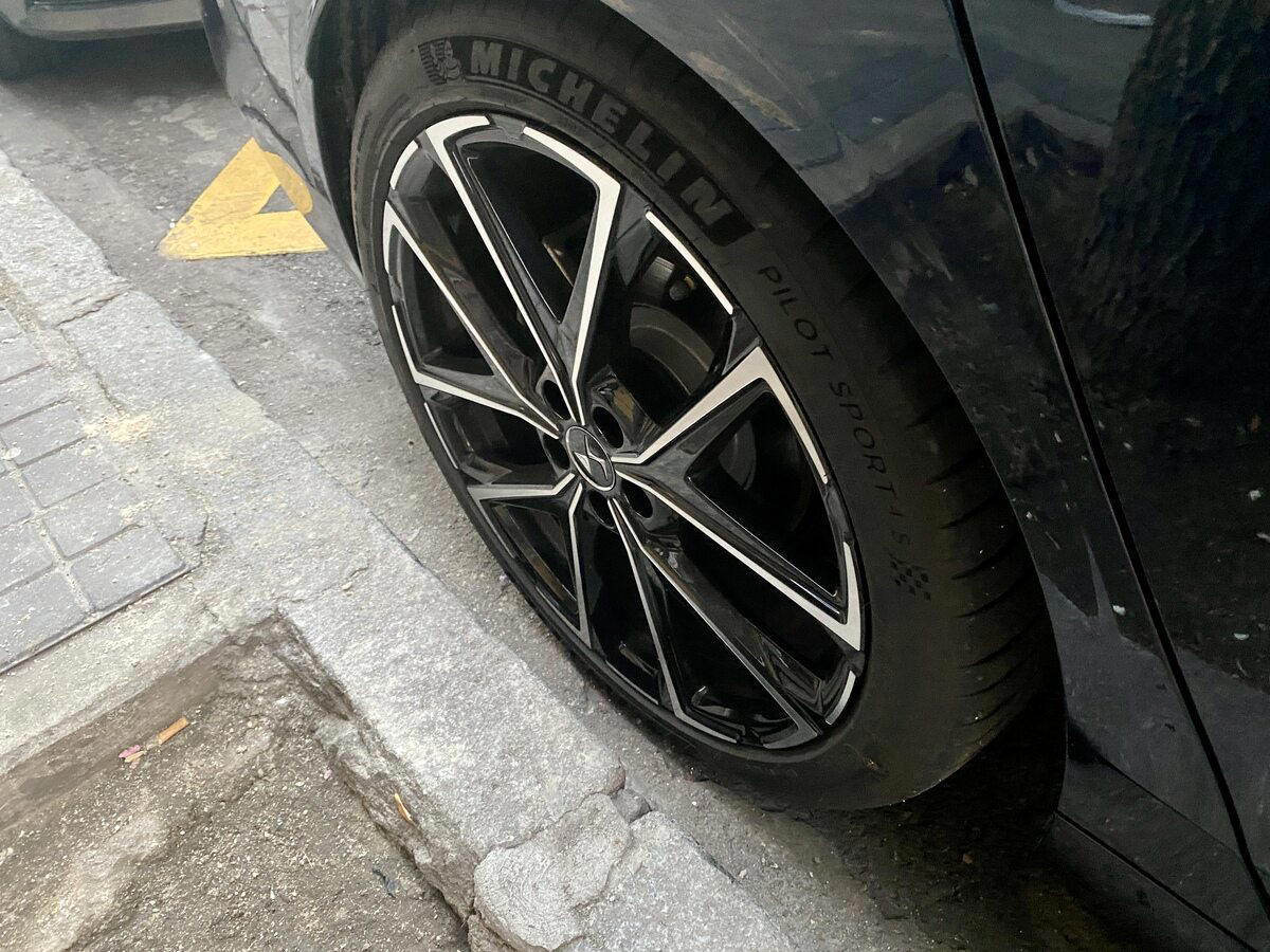 ¿Te da pánico rayar tus preciosas llantas? Con este truco lo vas a poder evitar