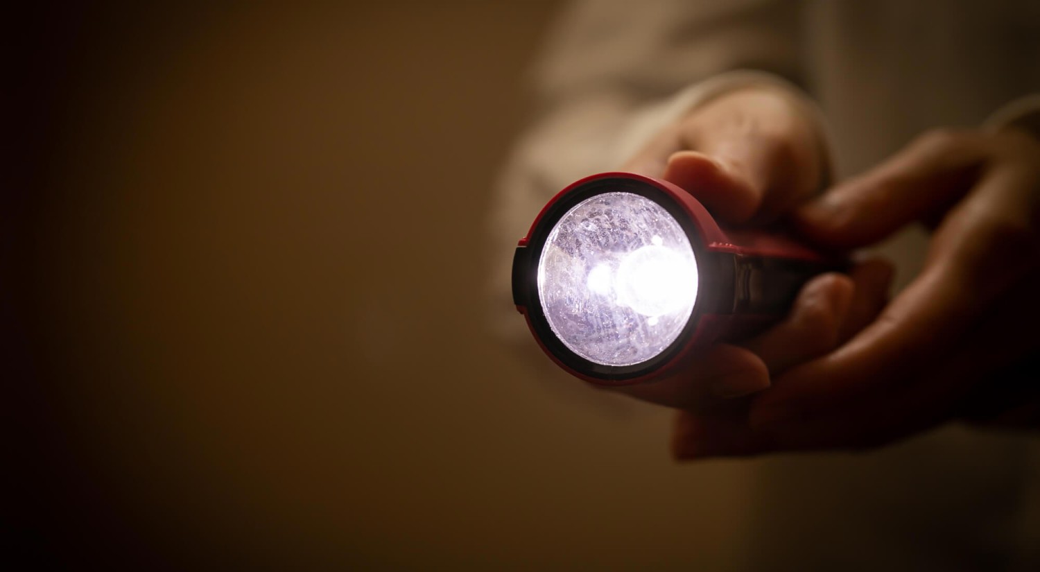 Tener la V-16 en la guantera no te librará de una multa de miles de euros si, junto a ella, llevas alguno de estos objetos