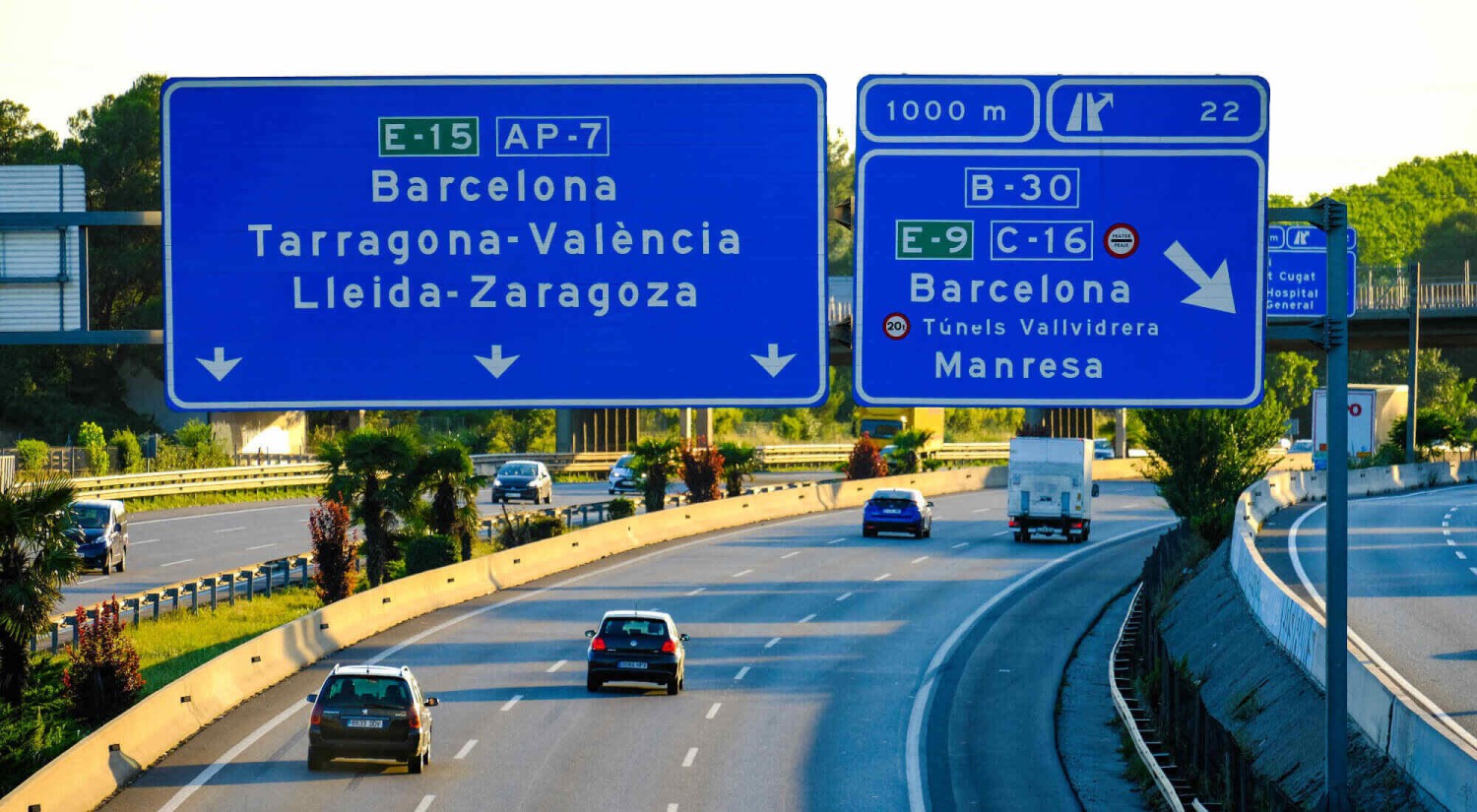 Señales nuevas que duran meses: Transportes retirará placas escritas en castellano tras la presión de Junts y ERC