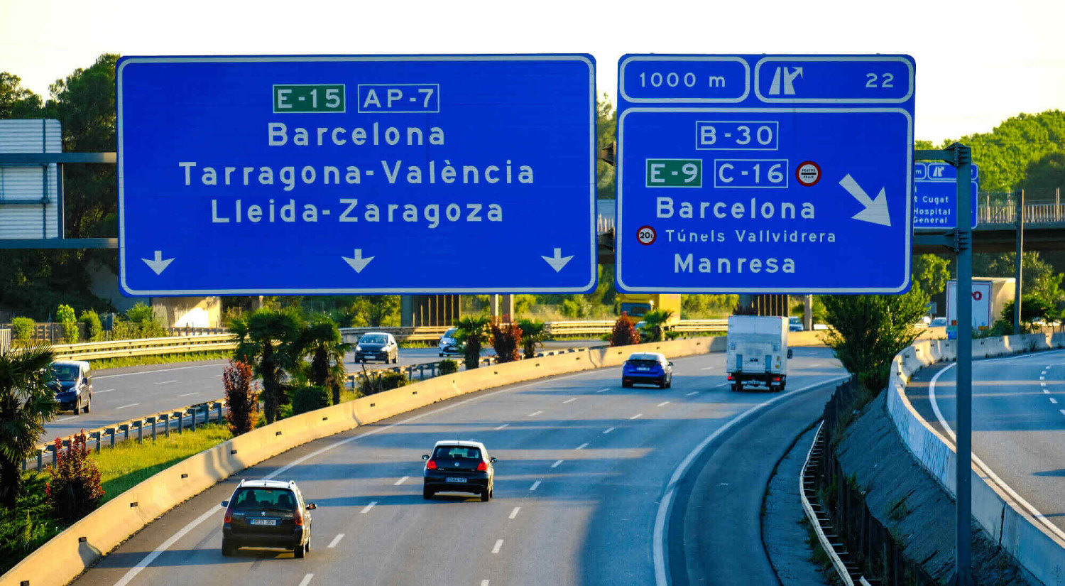 Señales nuevas que duran meses: Transportes retirará placas escritas en castellano tras la presión de Junts y ERC