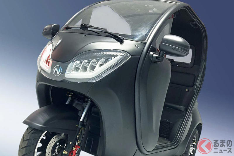 新車89万円で“3人”乗れる！ 小さな「新型トライク」に反響殺到！「地方の高齢者に良い！」「いや都会に最適だね」と議論も！ 安心・安全なダイゾー新型「NEO-ONE」販売スタート！