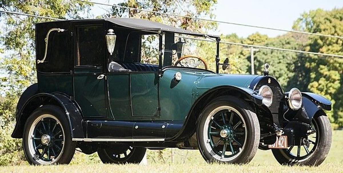 ¿Por qué los pedales del coche están dispuestos así? La lógica tras el orden del embrague, freno y acelerador