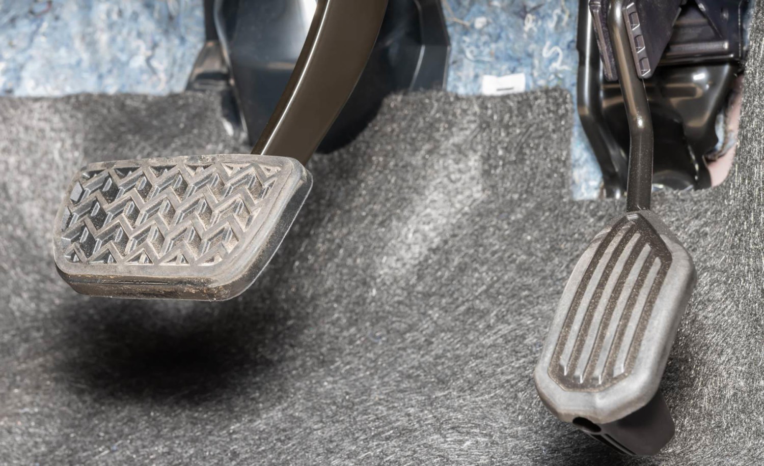 ¿Por qué los pedales del coche están dispuestos así? La lógica tras el orden del embrague, freno y acelerador