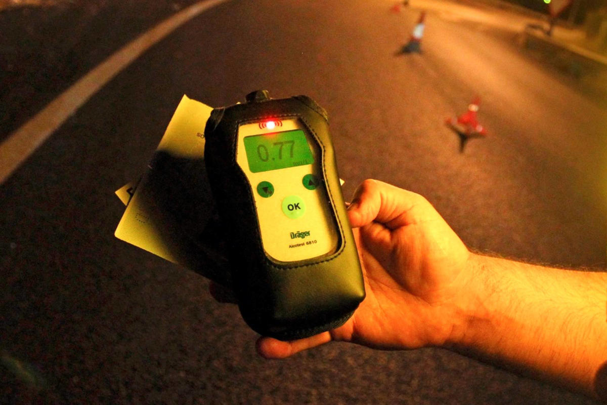 El 'truco' para beber y no dar positivo en un control: es real y arrasa en Grecia