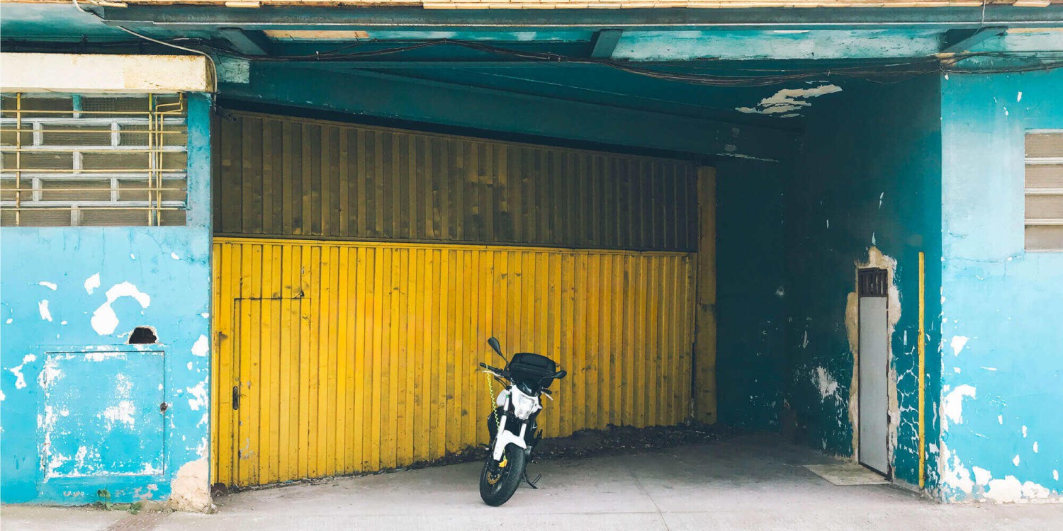 Resueltas las grandes dudas del conductor urbano: ¿se puede aparcar en un vado propio? ¿Y en un garaje que no tiene placa?