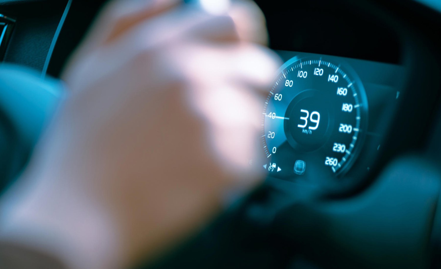 ¿Cambias de marcha cuando el coche te lo dice? El error que muchos conductores cometen