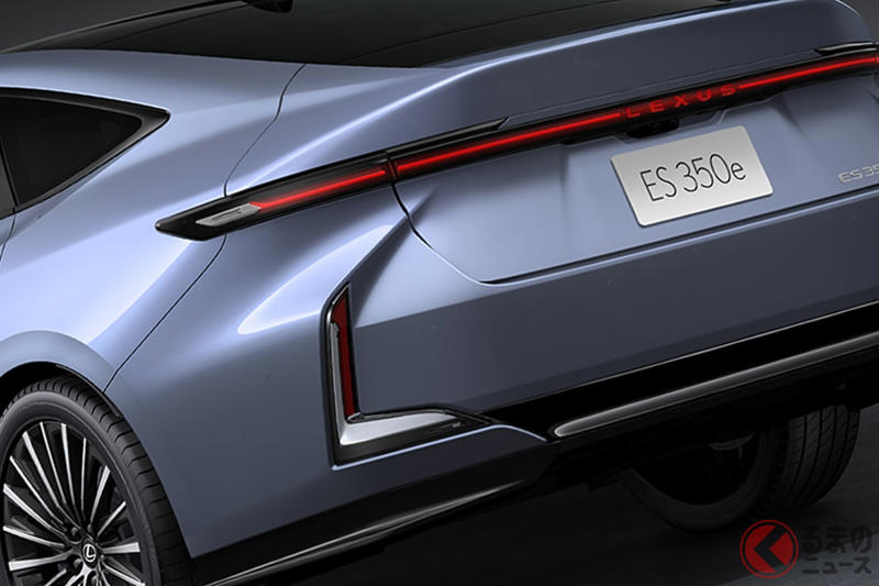 レクサス新型「FF最大・最上級セダン」世界初公開！ パワトレで異なる「斬新ツルツル顔」＆“LEXUSロゴ”光る「一文字ライト」！ 全面刷新された「ES」上海で発表！ 外装デザインの進化とは？