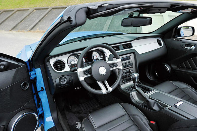 フォード マスタングはV6搭載車でもあらゆる場面で刺激的なクルマだった【10年ひと昔の新車】