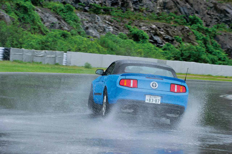 フォード マスタングはV6搭載車でもあらゆる場面で刺激的なクルマだった【10年ひと昔の新車】
