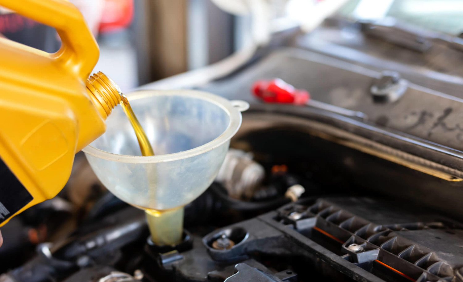 Cambiar el aceite del coche: ¿debes guiarte por los kilómetros o por los años?