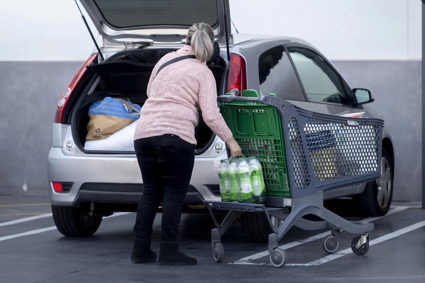 La multa que te puede poner la DGT justo después de hacer la compra: casi todos lo hacemos al llegar al coche