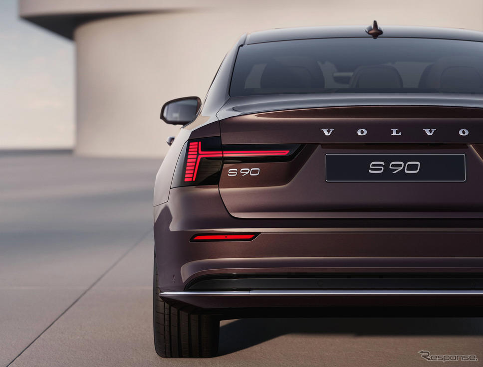 ボルボの最上位セダン『S90』が表情一新、PHEVはEV航続80kmに