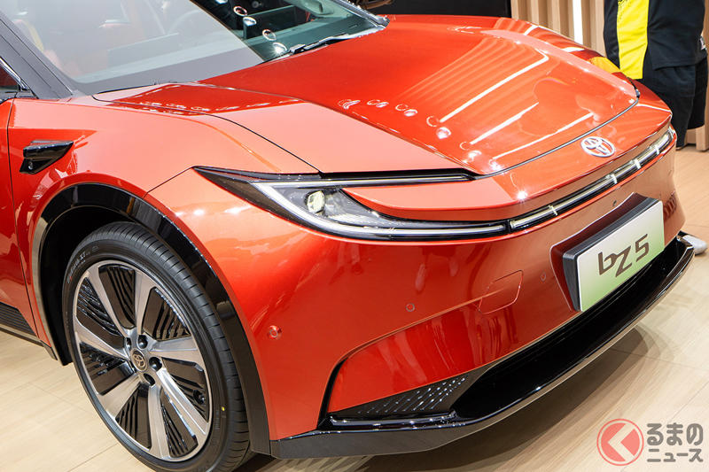 約254万円から！ トヨタ新型「クーペSUV」発表！ 流麗ボディ＆斬新サメ顔がカッコイイ！ “超豪華内装”の「bZ5」上海で発表！
