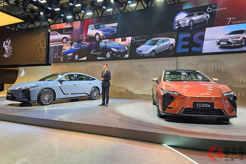 レクサスが新型「ES」を世界初公開！ 7年ぶり全面刷新で全長5.1m“流麗ボディ”×「赤いLEXUSエンブレム」採用！上海で発表、来春にも日本導入へ！
