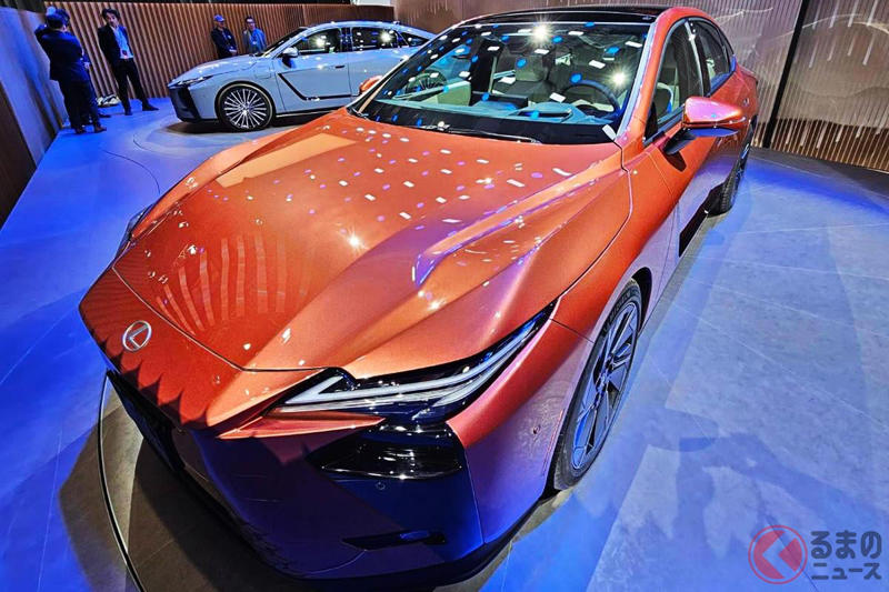 レクサス「新型ES」世界初公開！ 7年ぶり全面刷新で全長5.1mボディ×“流麗デザイン”に大進化！ ブランド“基幹モデル”はどう進化？ 新旧を徹底比較