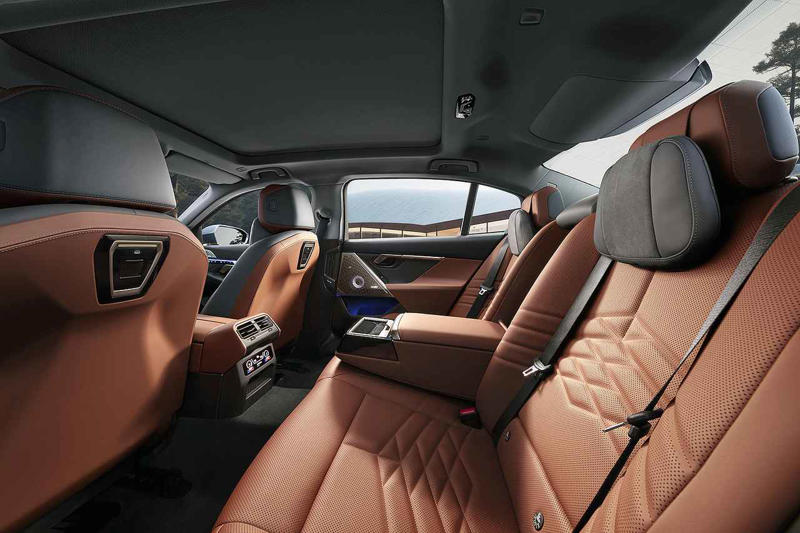 後席居住性は7シリーズに匹敵！BMW 5シリーズセダンにロングボディを追加