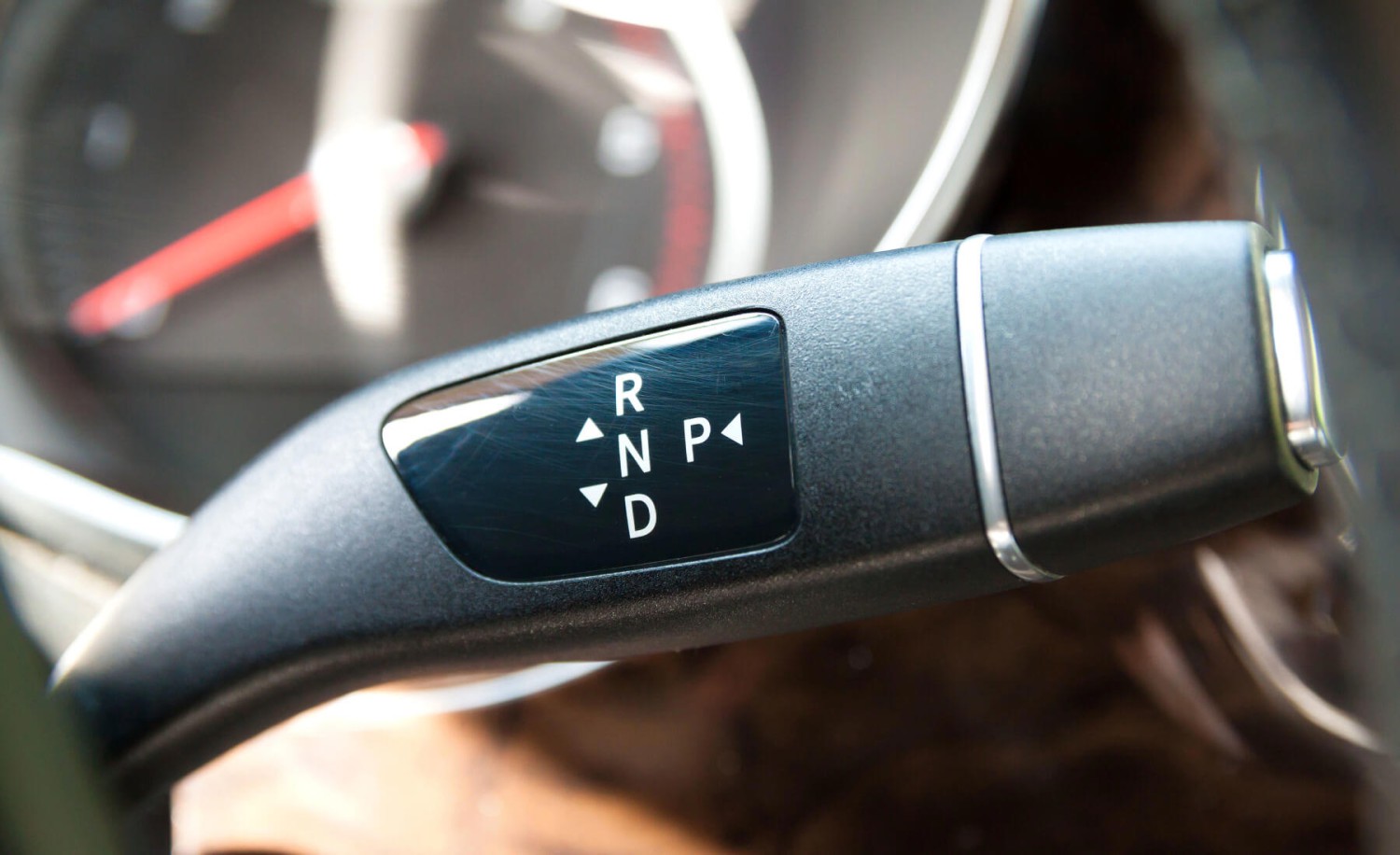Hasta los más conductores veteranos lo cometen: el error que debes evitar al usar la posición P en el cambio de tu coche