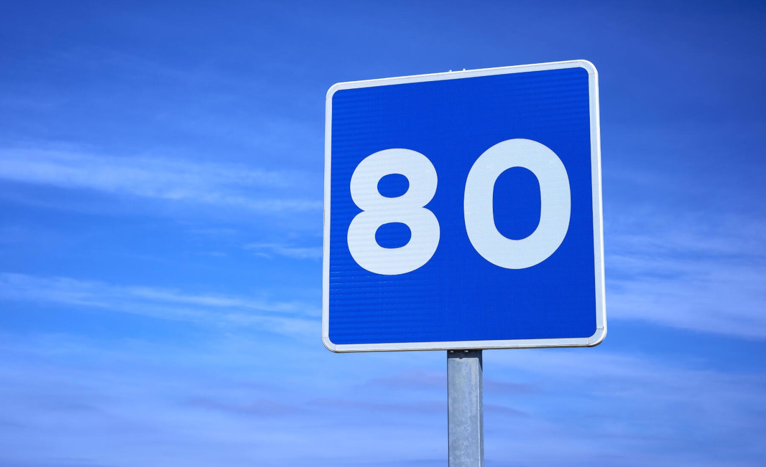 ¿Sabes qué significa esta señal verde que está en muchas carreteras?