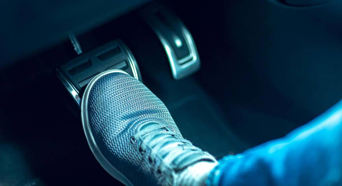 El freno de tu coche esconde una función secreta que la mayoría de conductores desconoce