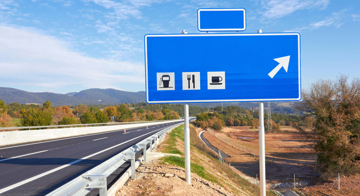 El truco para saber si una gasolinera está cerca o lejos de la carretera: averigua cuánto vas a tener que desviarte de tu ruta