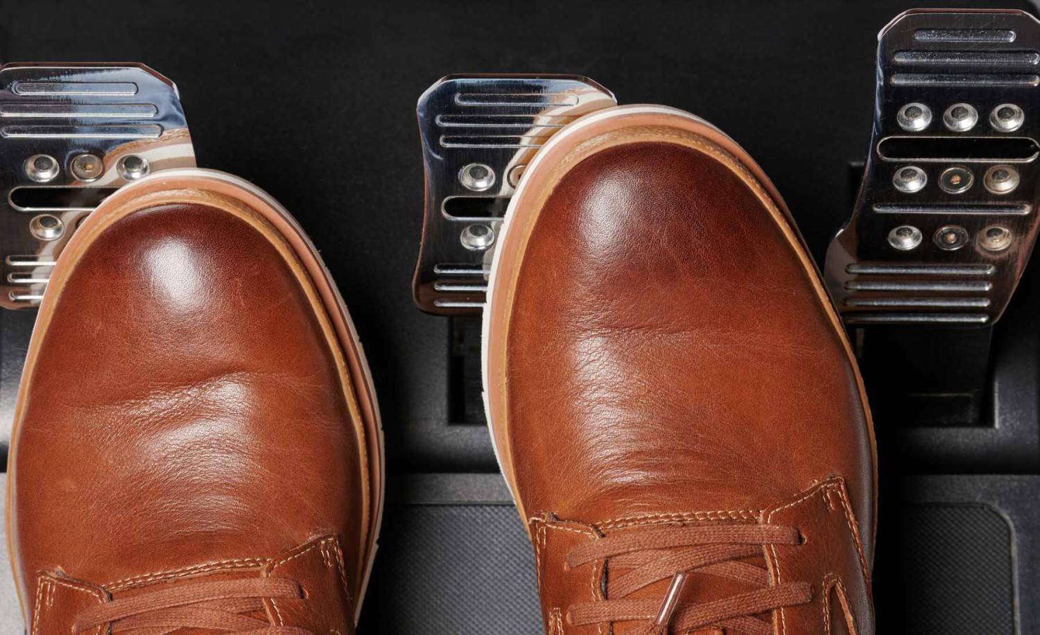 Arrancar de manera inteligente: ¿es aconsejable que pises el embrague antes?