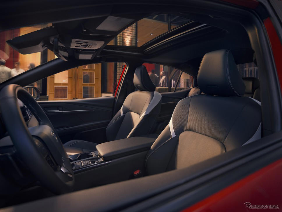 トヨタ『カムリ』2026年モデルに黒が冴える「ナイトシェード」設定