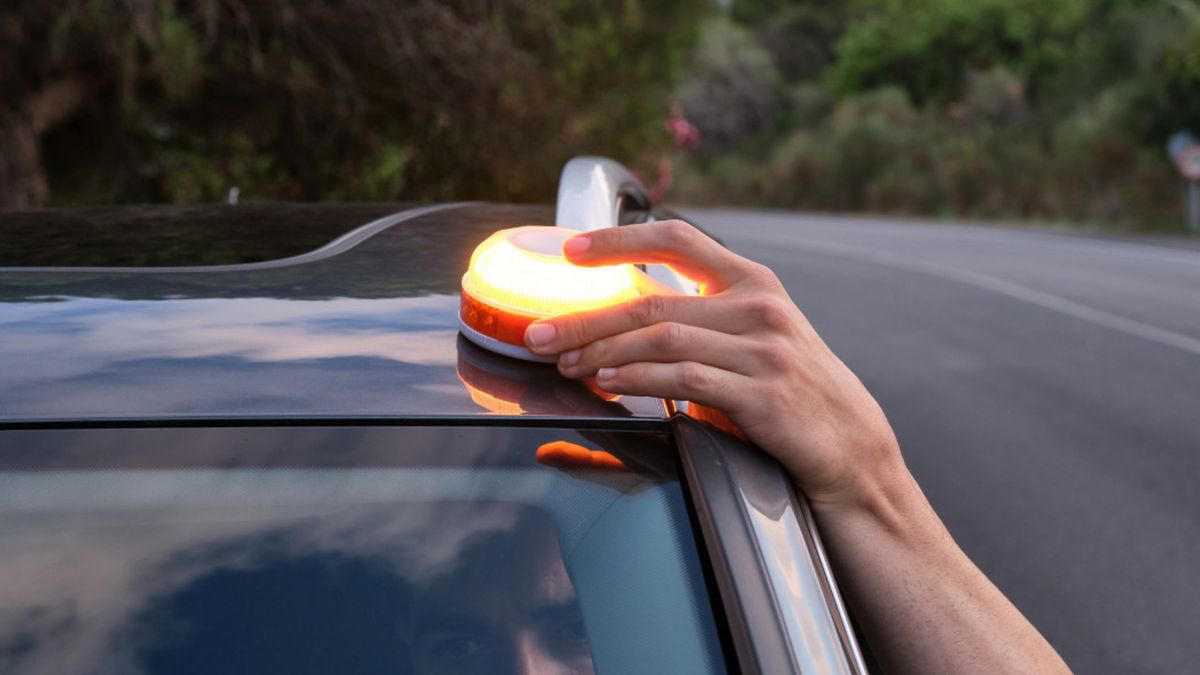 Luz de emergencia obligatoria y conectada en lo coches: en 2026, todo lo que tienes que saber para hacerte ya con una y tirar los triángulos