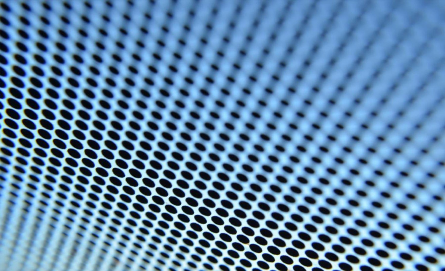 El enigma de los pequeños puntos del parabrisas resuelto: una función crucial que desconocías