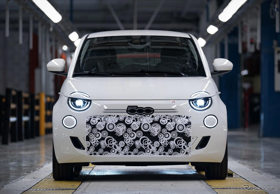 「500eとは違う顔？」MT車もある！ フィアットの新型『500ハイブリッド』が話題に