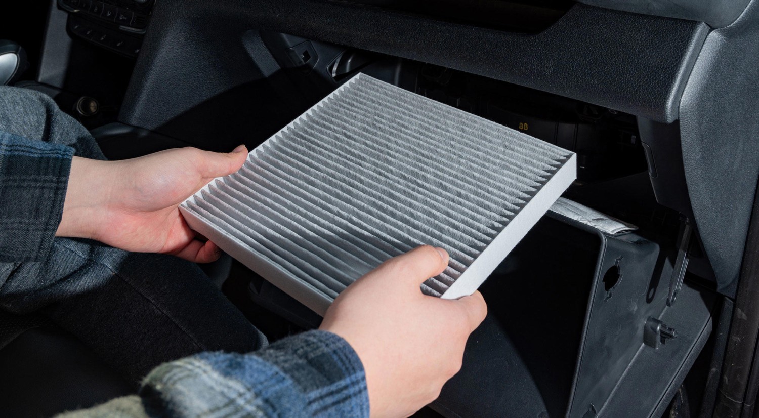 ¿El aire acondicionado del coche huele mal? Soluciónalo en solo cinco pasos