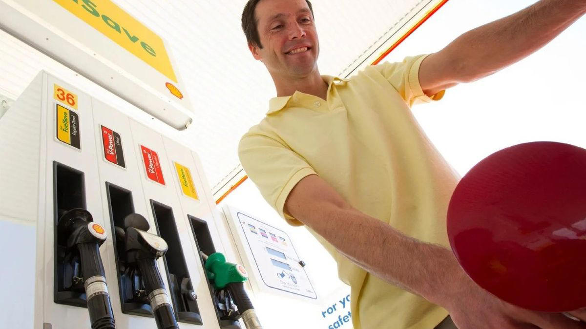 Los dos salen del mismo sitio, pero no son iguales: ¿qué diferencias hay entre la gasolina y el gasóleo?