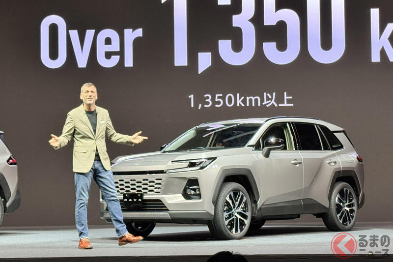トヨタ「新型RAV4」世界初公開！ 7年ぶりの全面刷新で｢GRスポーツ｣＆タフな“本格オフロード仕様”など｢3タイプ｣登場！ メーカー初の「ソフトウェア」採用し2025年度内発売へ！