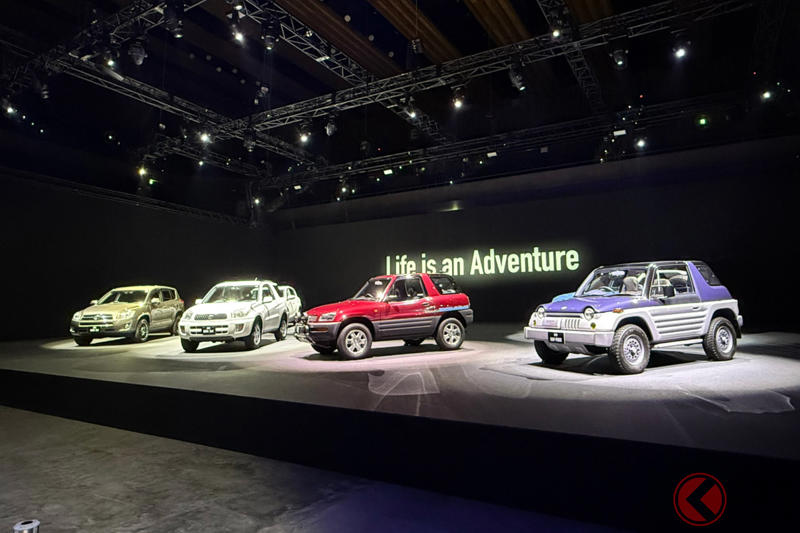 トヨタ「新型RAV4」世界初公開！ 7年ぶりの全面刷新で｢GRスポーツ｣＆タフな“本格オフロード仕様”など｢3タイプ｣登場！ メーカー初の「ソフトウェア」採用し2025年度内発売へ！