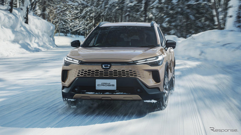 路面に「矢印」照らすウインカー国内初搭載、トヨタ『カローラクロス』が改良