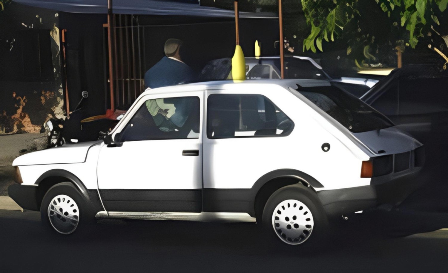 La señal secreta: ¿qué significa realmente una botella de plástico en el techo de un coche?