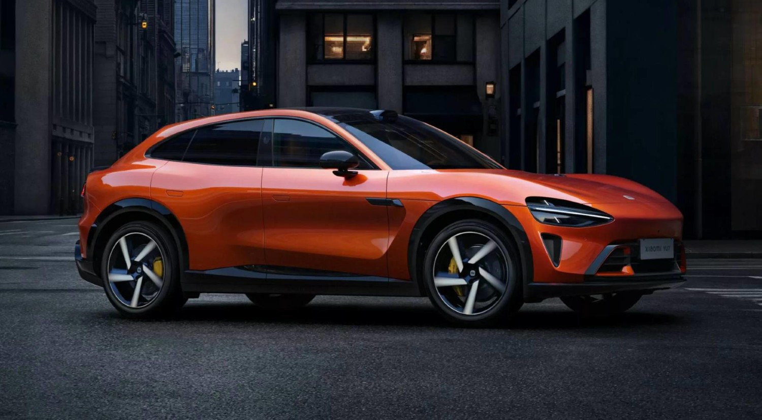 El segundo coche de Xiaomi ya está en España y no ha llegado en avión: ha tardado dos semanas en un viaje muy llamativo