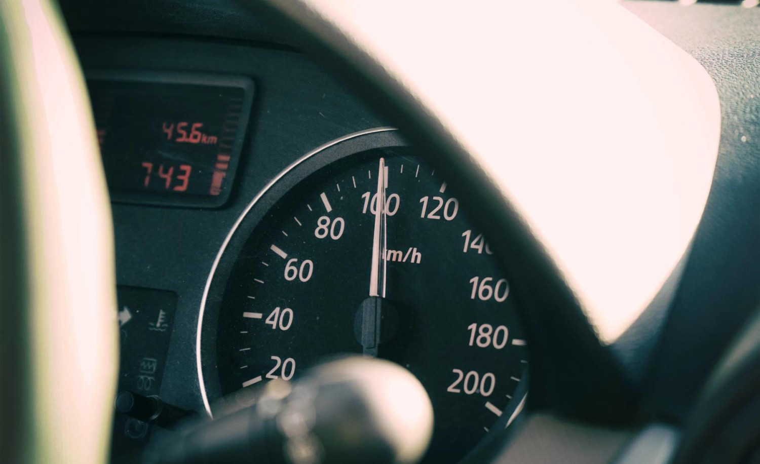 ¿Cuál es la velocidad correcta del coche? ¿La que indica él mismo o la que muestra el GPS?