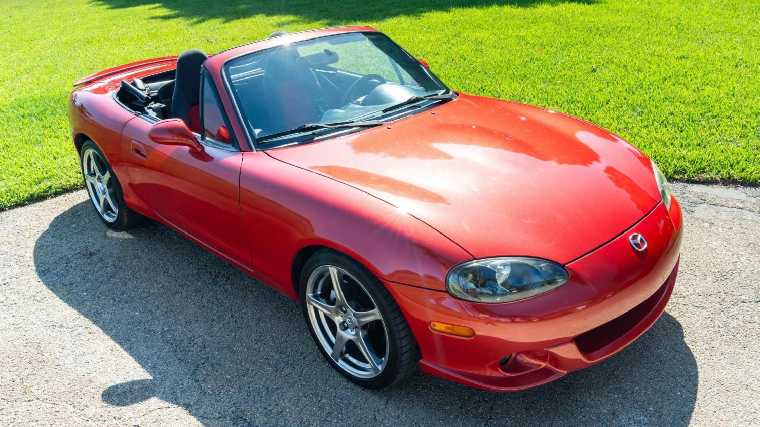 This All-But-Forgotten Roadster Hides A V8 In The Unlikeliest Of Ways