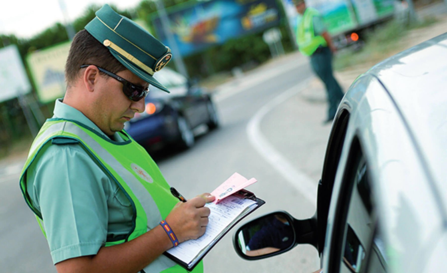 Ni 100 euros ni prohibido repostar: esta es la única sanción real que un conductor puede recibir al poner gasolina