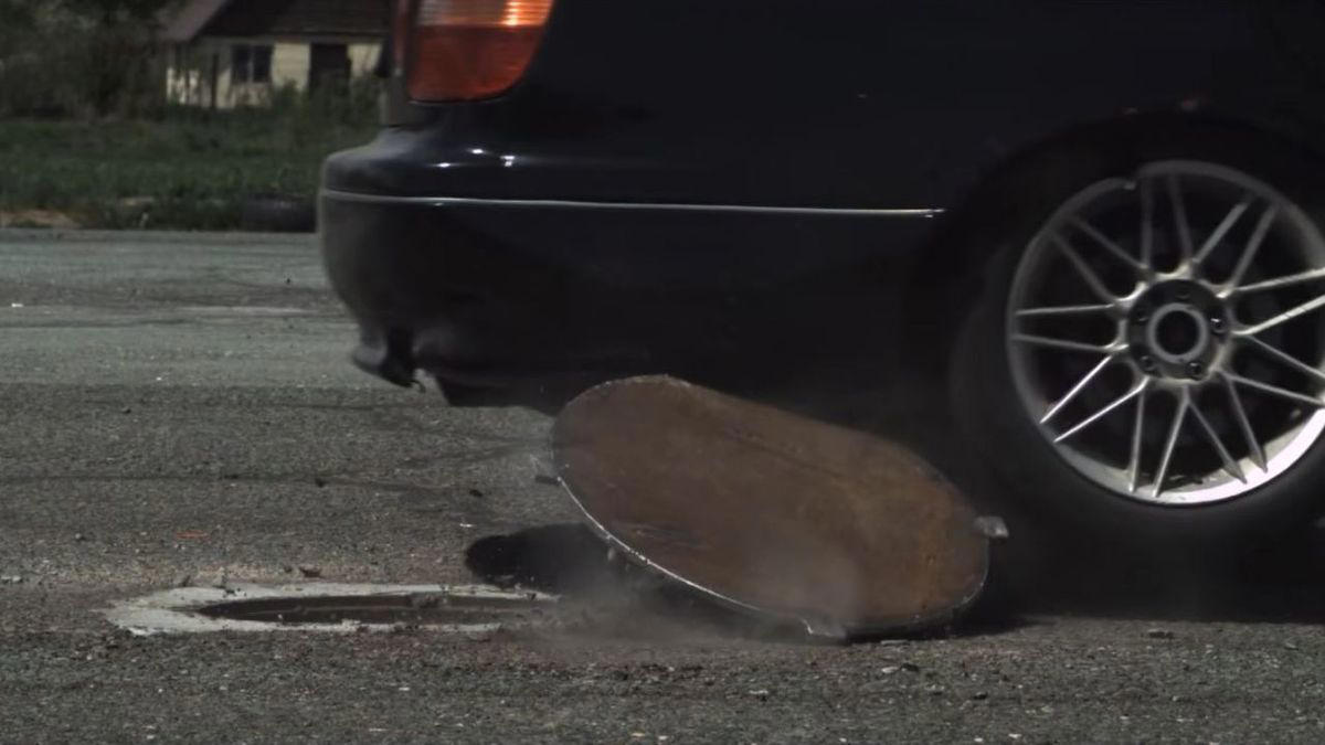 Qué ocurre si tu coche pasa por una alcantarilla con la tapa suelta