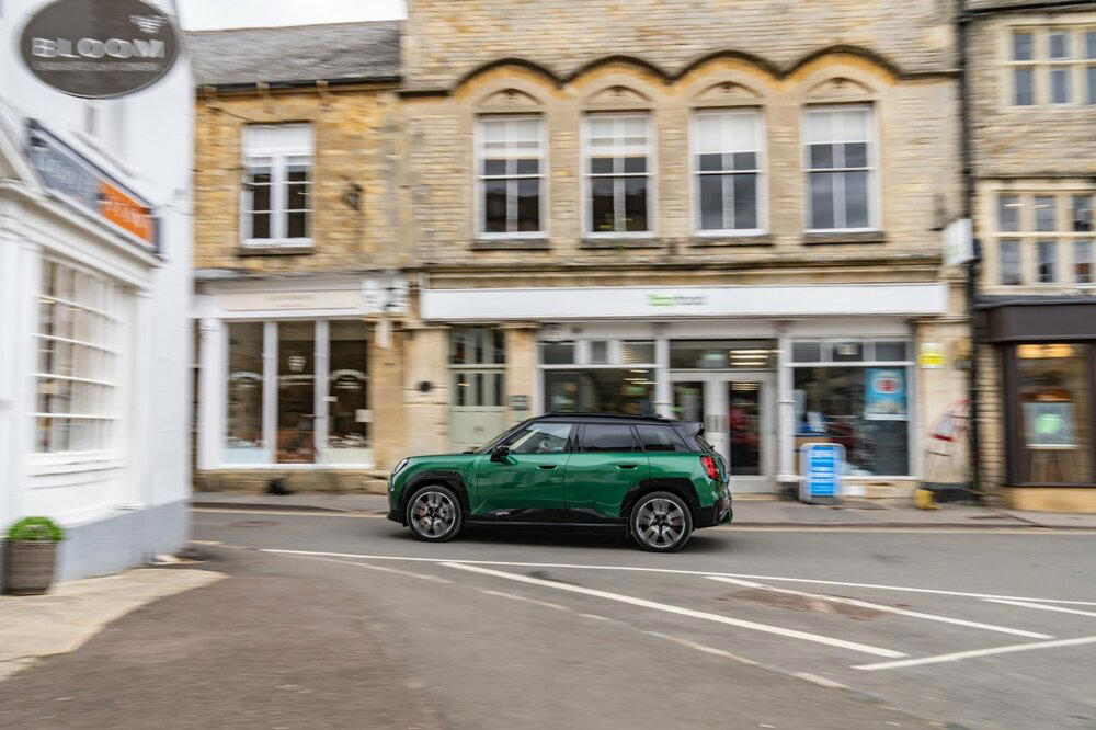 新しい乗り心地が爽快すぎる新型MINI JCW試乗レポ！