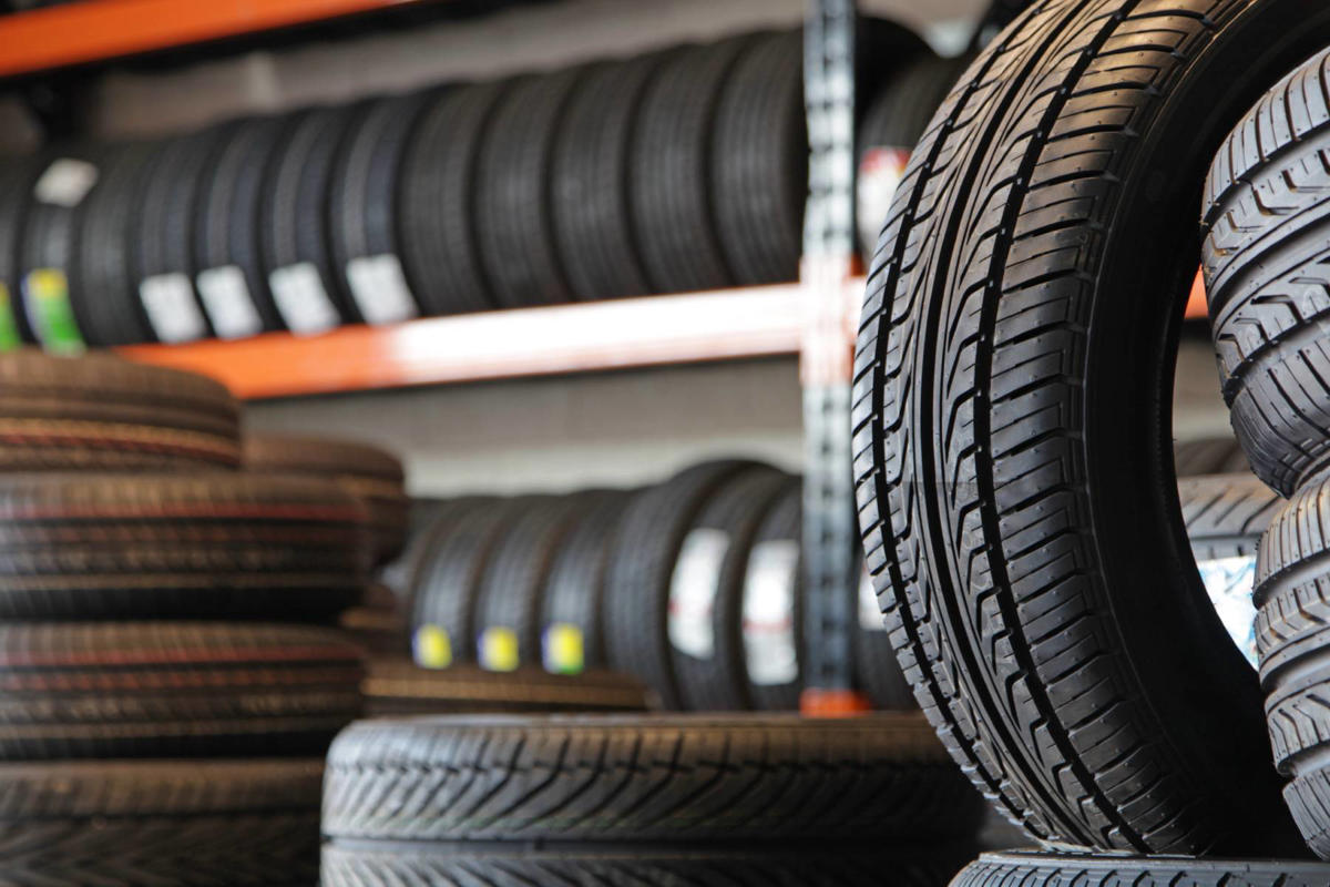 La mayoría lo hace mal: ¿en qué eje hay que colocar las ruedas nuevas para conducir con seguridad?