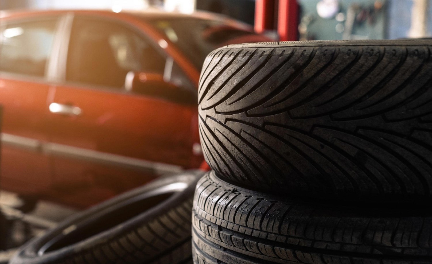 La mayoría lo hace mal: ¿en qué eje hay que colocar las ruedas nuevas para conducir con seguridad?