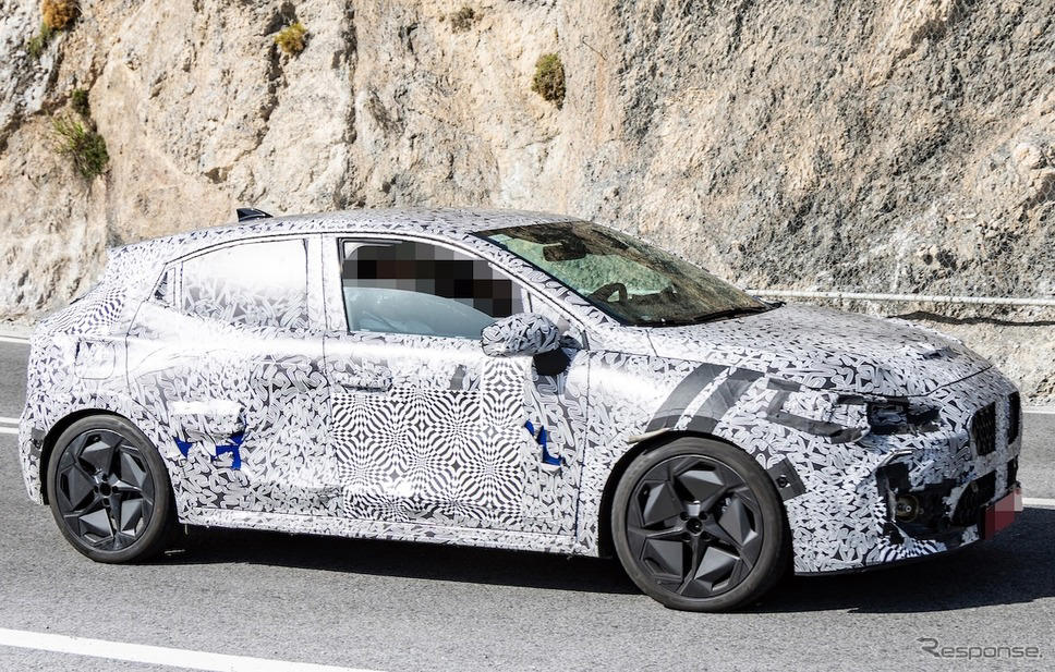 「欧州のカローラになりそう」ルノーの最新ハイブリッドコンパクトに日本のファンも熱視線！