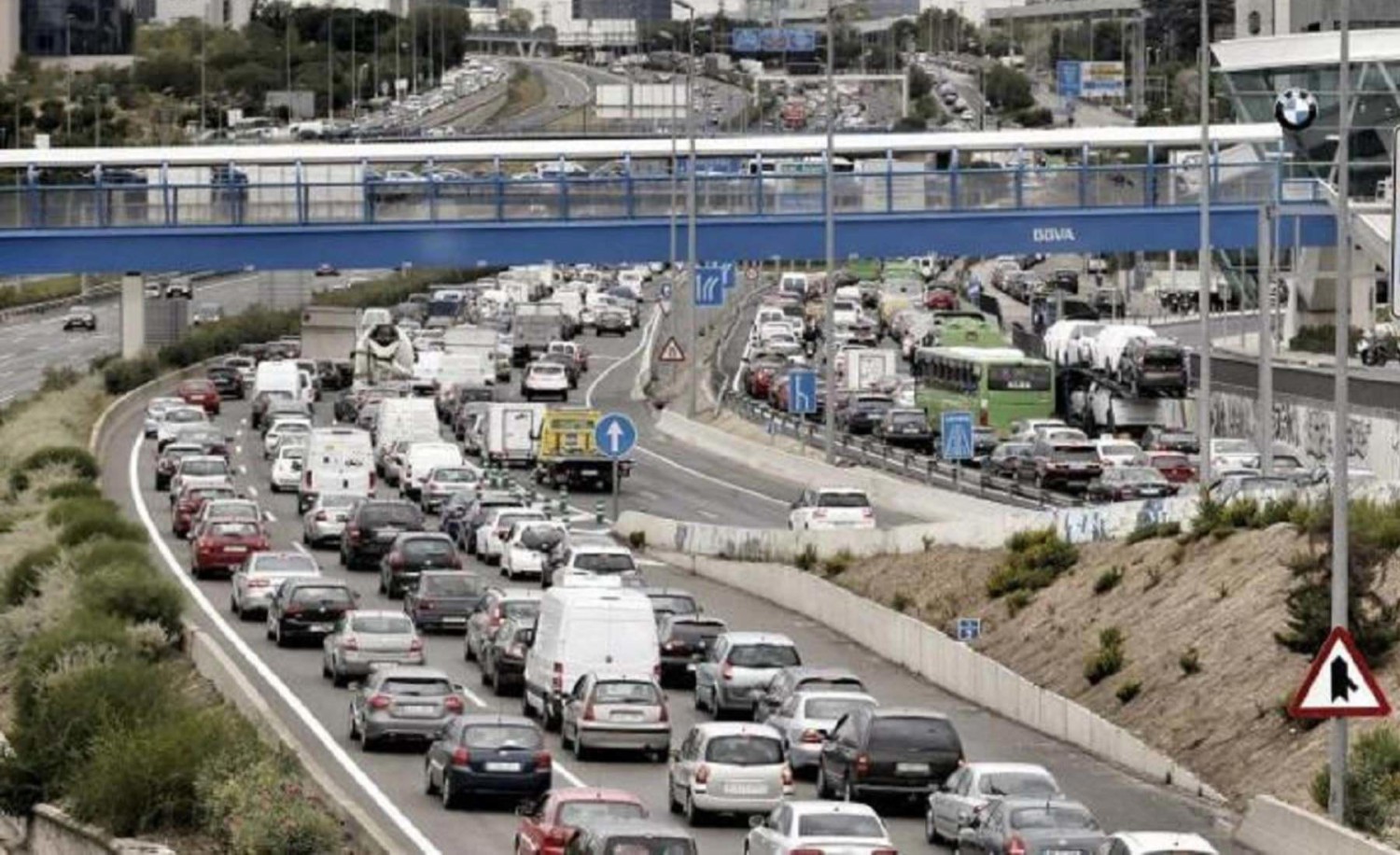 ¿Cuándo se puede usar el arcén con un coche sin que te multen? Esta es la norma que la mayoría de conductores ignoran
