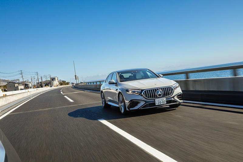 いつ使う？「200km /h超えの超高速直進性」 自動車評論家の桂伸一、田中誠司が試乗した高性能ハイブリッド・スーパーセダンとは？